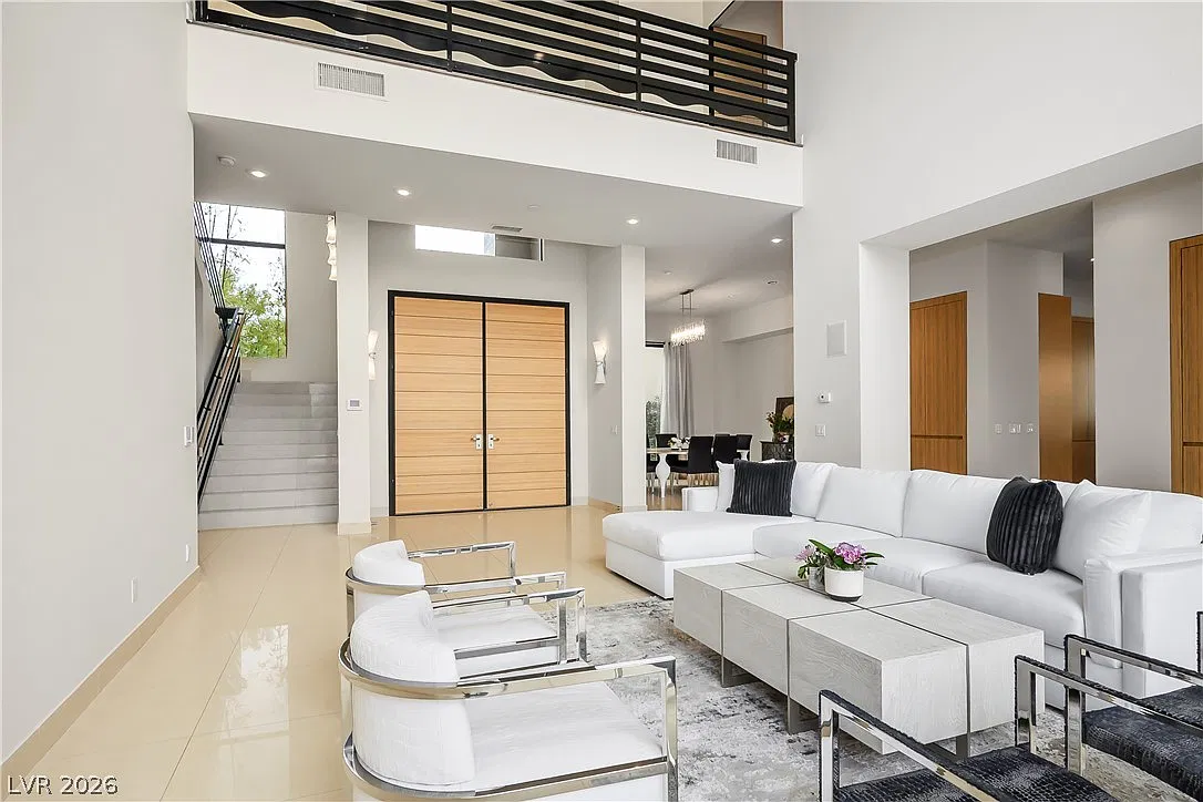 5 bed, 5.5 bath, 7022 sqft, $10,000 — Photo 4