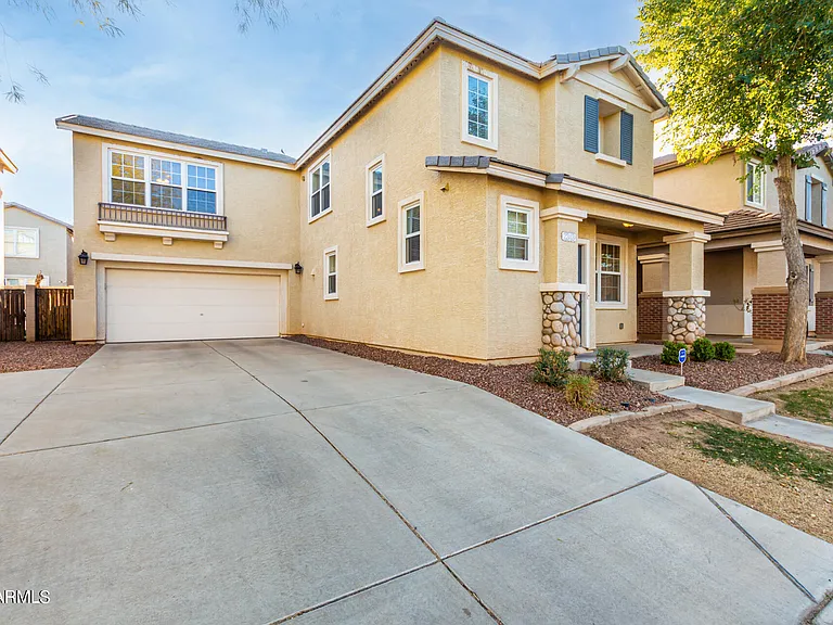 2343 E Sunland Ave — Photo 2