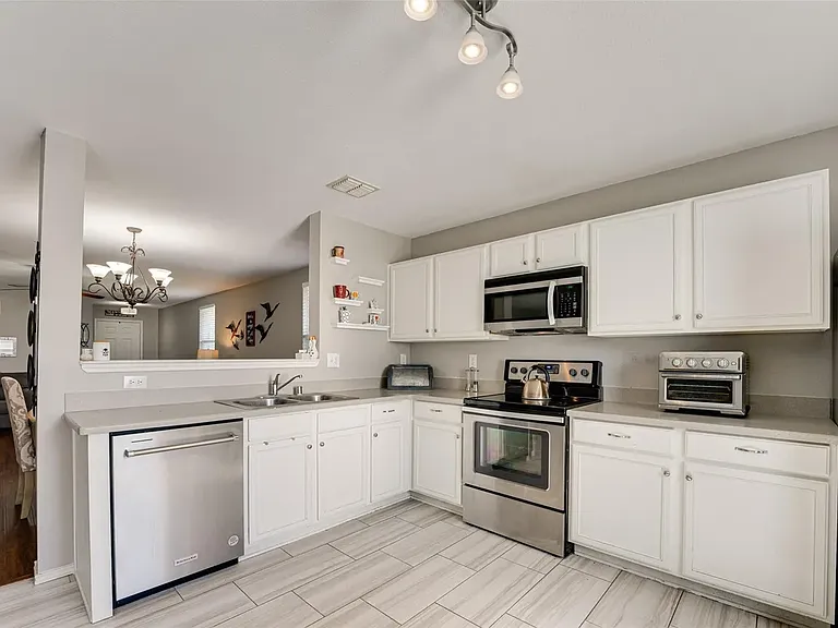 605 Cottondale Ln — Photo 5