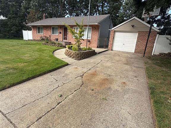 2nd image of 958 Laurel Pl