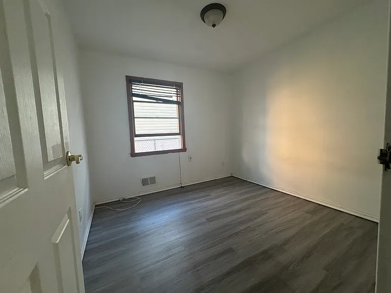 27 Laredo Ave #1F — Photo 10