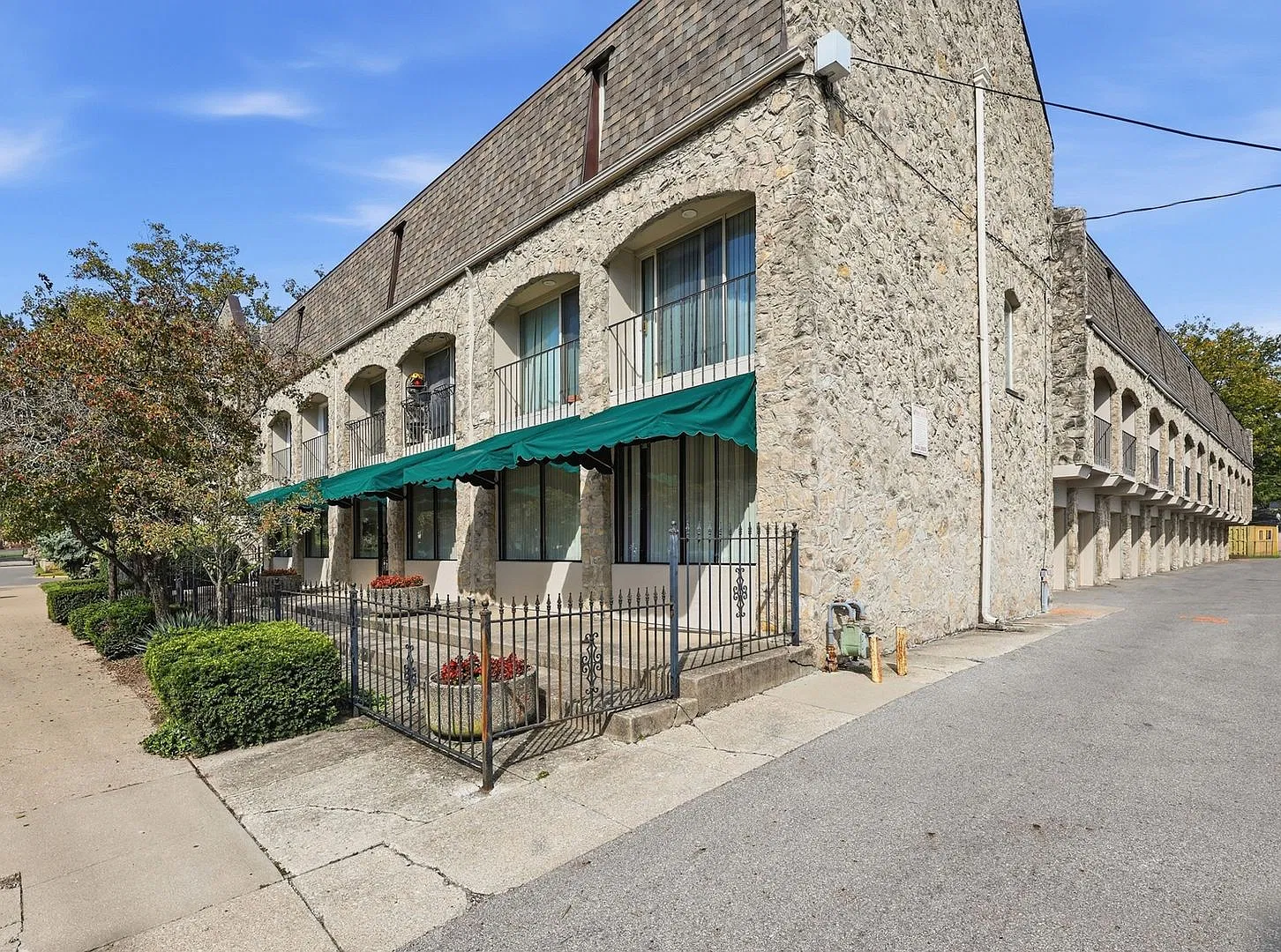 1226 Ashland Ave — Photo 2