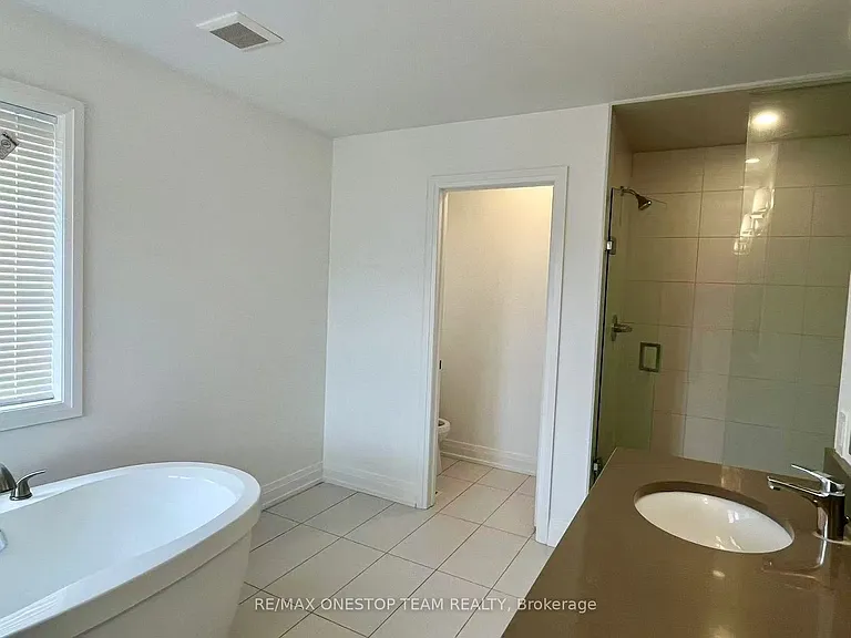 24 Pennine Dr — Photo 18