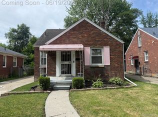 20056 Roscommon St, Harper Woods, MI 48225