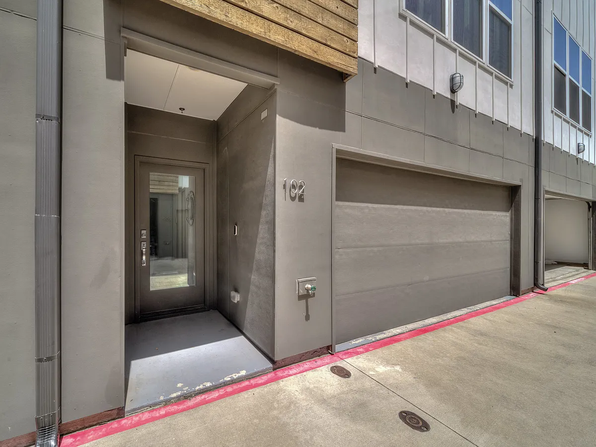 Building Photo - 1510 N Washington Ave #102