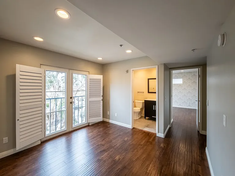 11038 Camarillo St #18 — Photo 17