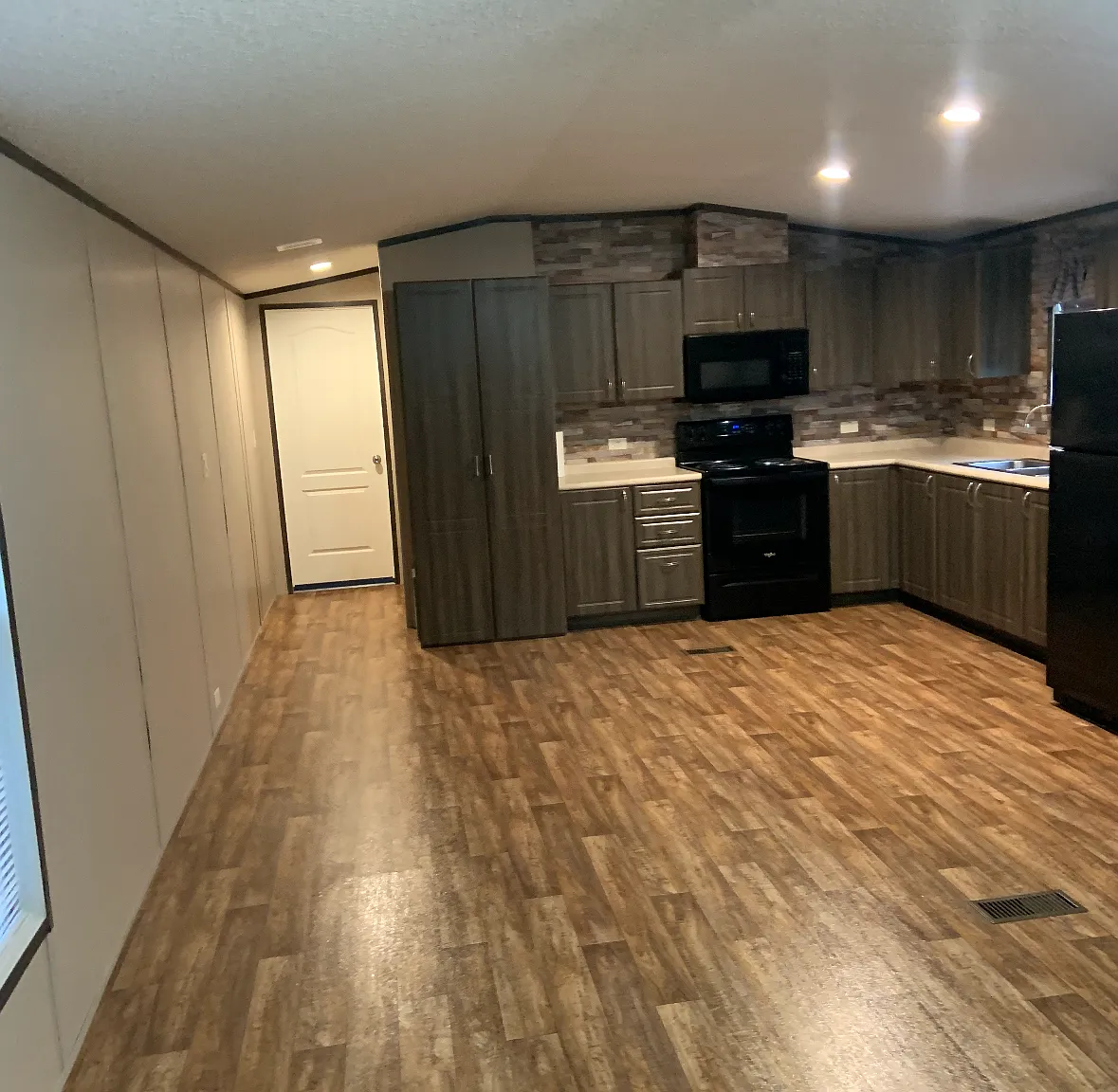 100 Tuckaway Dr — Photo 1