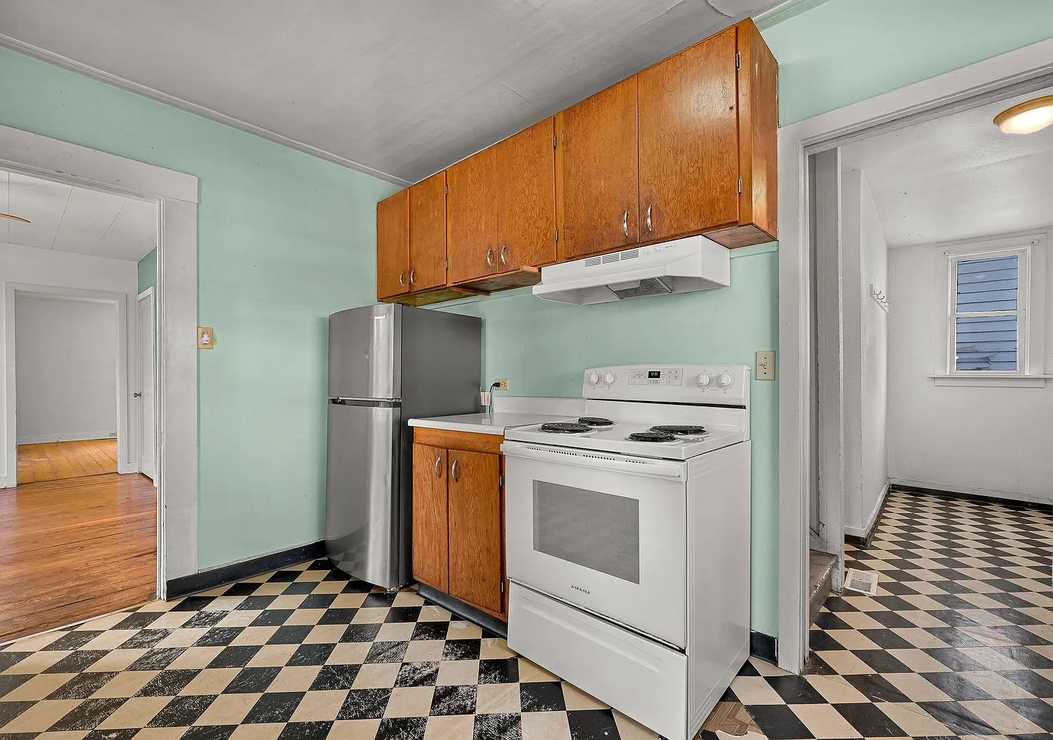 Limited-Time Offer: $25 Application Fee, Apply Today! 5-bedroom, 2 bath home available in York ne... — Photo 3