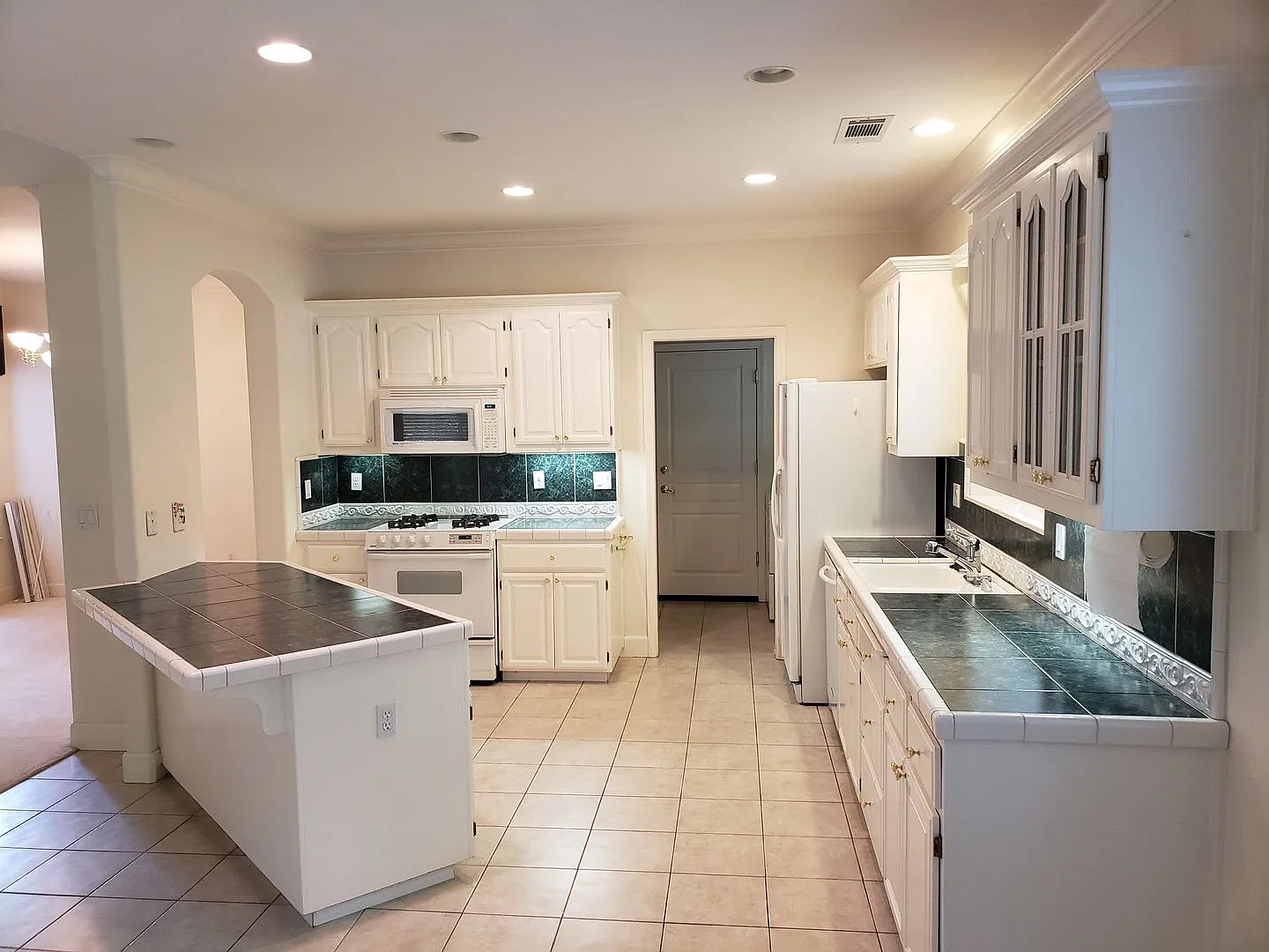 3 Bed 2 Bath House In The Mary Lake Subdivision — Photo 4