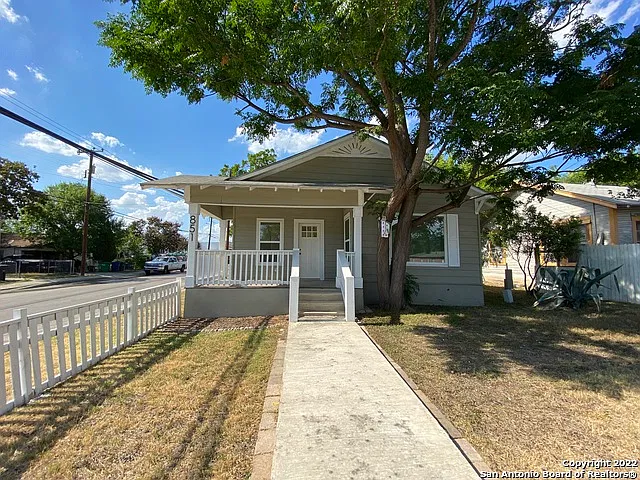 2 bed, 1.0 bath, 767 sqft, $1,350 — Photo 2