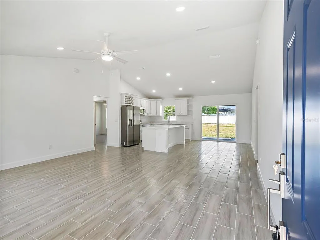 3 bed, 2.0 bath, 1334 sqft, $2,100 — Photo 4