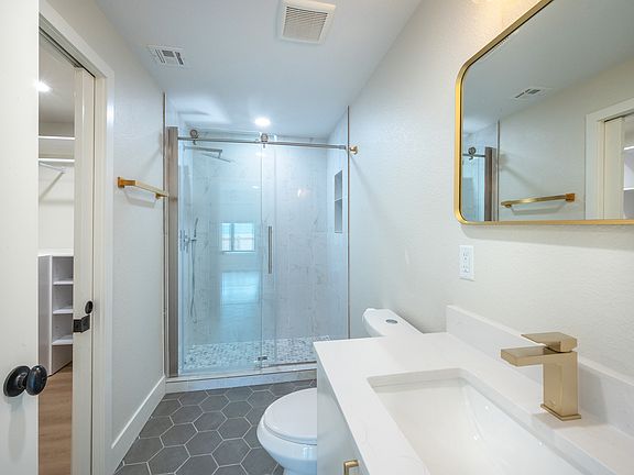 Primary En Suite Bathroom & Walk In closet