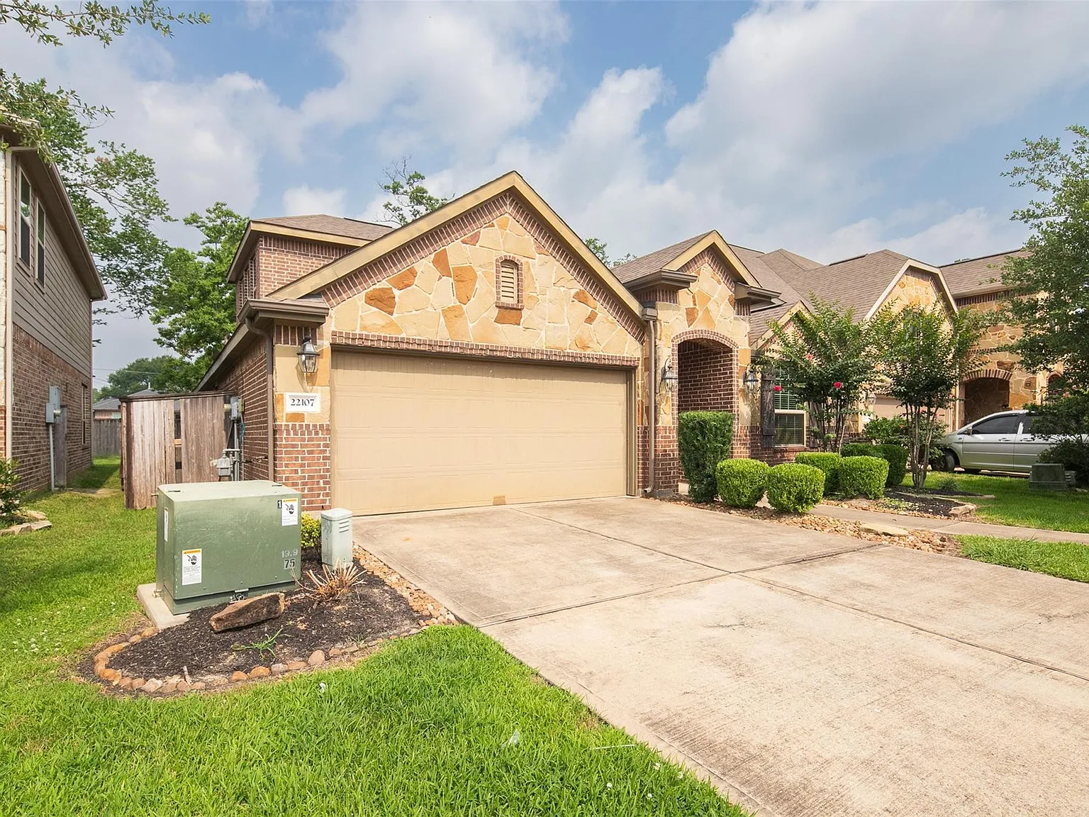 3 bed, 4.0 bath, 2435 sqft, $2,600 — Photo 2