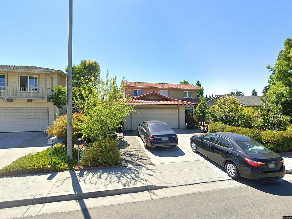 Front View / Driveway