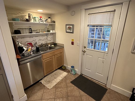 3rd image of 825 N Aurora St #4