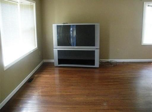3rd image of 15 Riverbank Cir