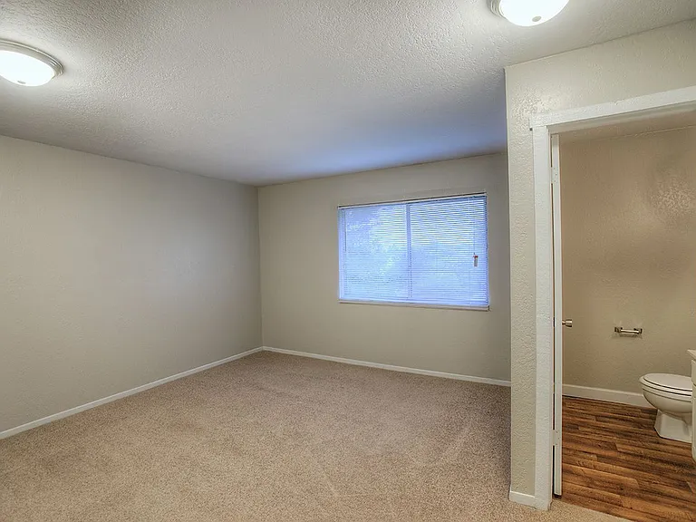 Nottingham Place Apartments — Photo 8