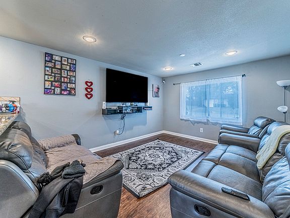 2nd image of 504 Lynda Ln