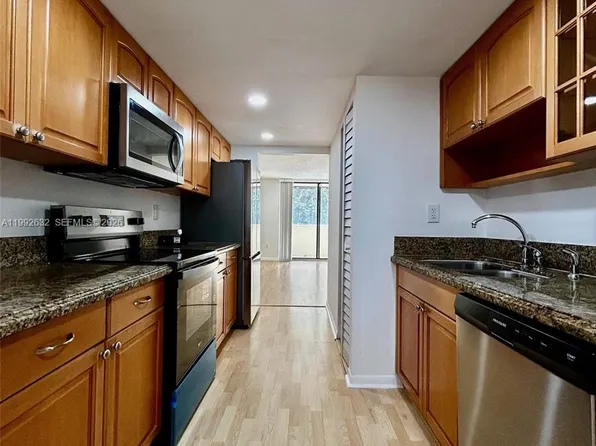 7451 NW 16th St #304, Plantation, FL 33313