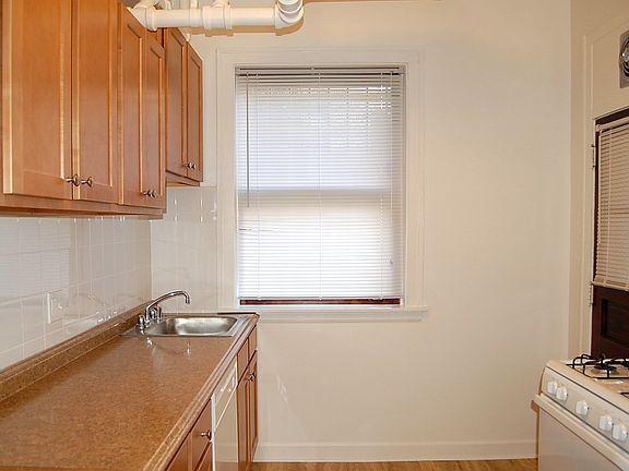 3rd image of 1424 W Thome Ave APT Gdn