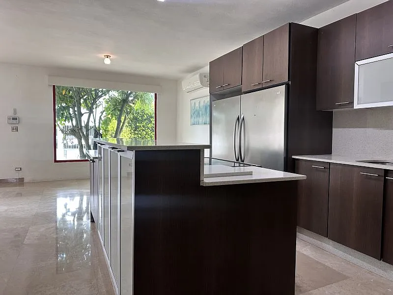4 bed, 4.0 bath, 3000 sqft, $5,200 — Photo 2