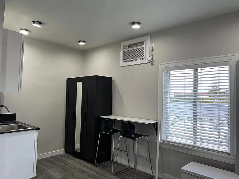 202 W Grand Ave #1 — Photo 14