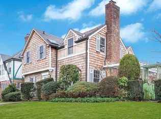 300 Beverly Rd, Douglaston, NY 11363