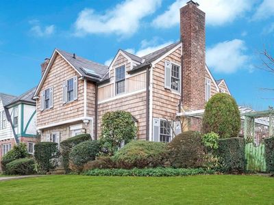 300 Beverly Rd, Douglaston, NY, 11363