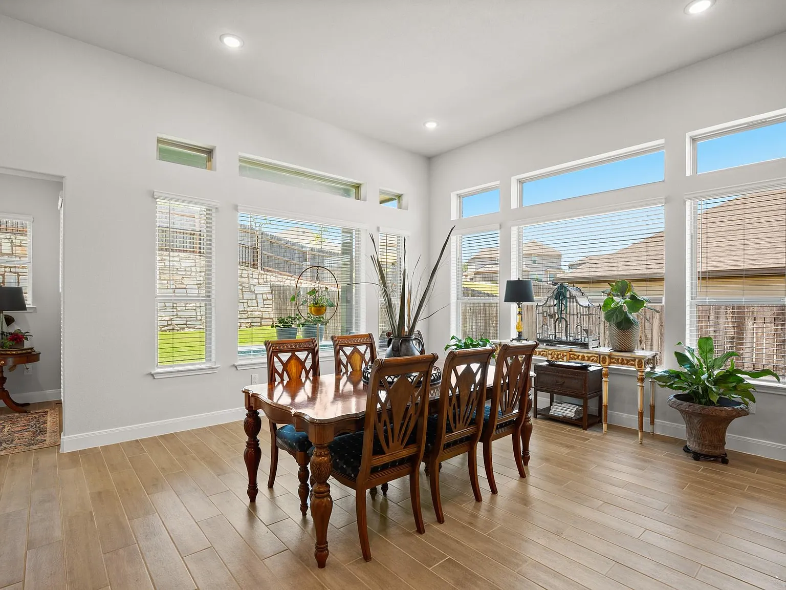 4 bed, 3.0 bath, 2935 sqft, $4,200 — Photo 4