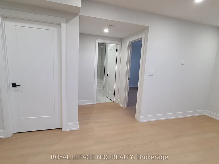 7386 Splendour Dr #LOWER — Photo 10