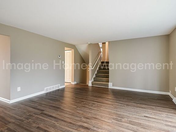 3rd image of 1841 Laurel Dr