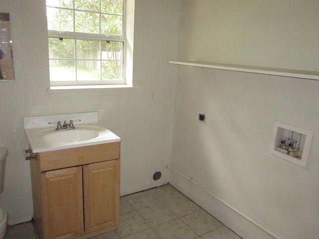 Mother in Law 1/2 bath W/D