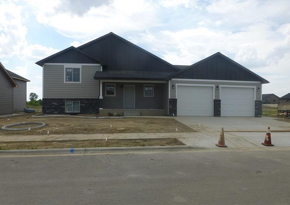 2nd image of 916 Bitterbrush St