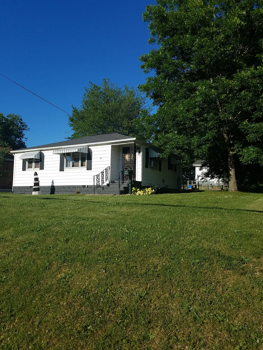 704 N Line St photo 1