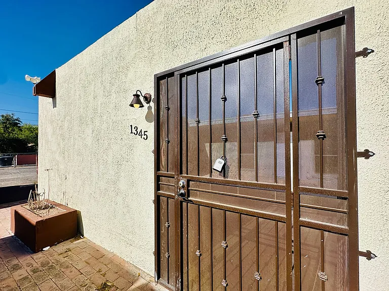 1 and 2 Bedroom Townhomes Near Downtown Tucson! Renovated with Off Street Parking! — Photo 18