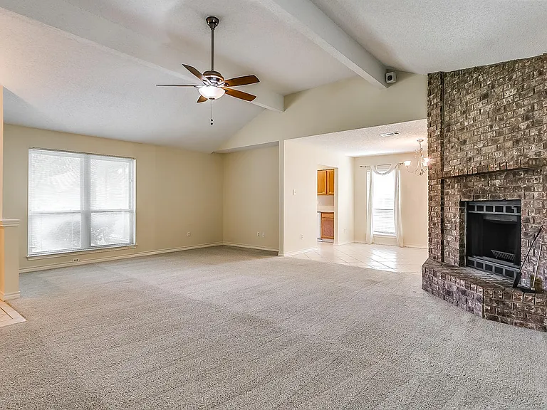 808 Sandhurst Dr — Photo 5