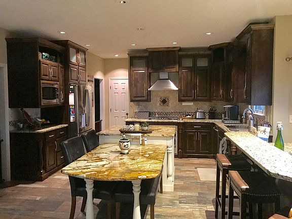 Kitchen, island, table& bar