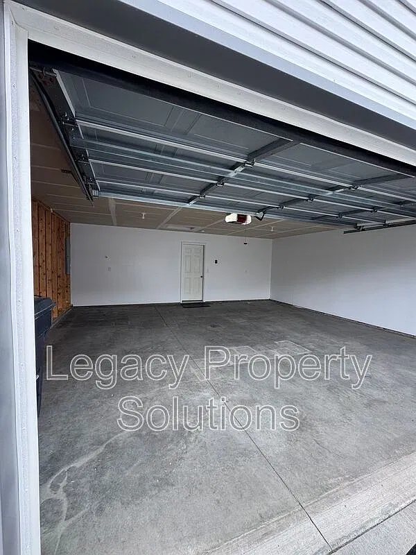 4 bed, 2.0 bath, 1395 sqft, $2,236 — Photo 2