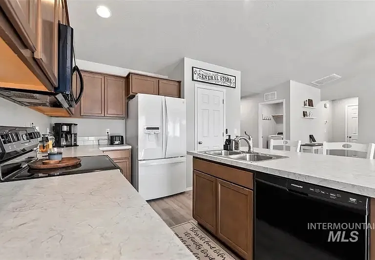 875 SW Crested St — Photo 8