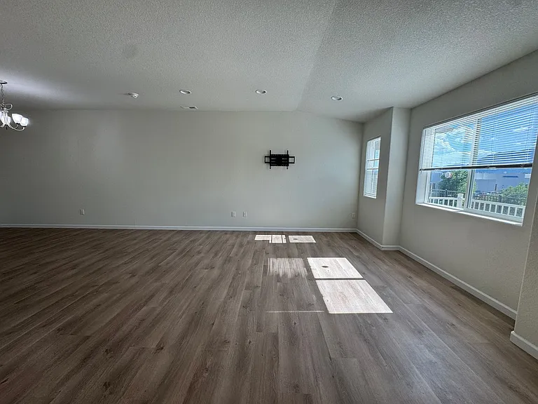 894 Petra Hts — Photo 2
