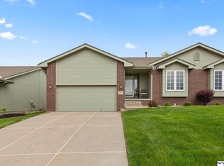 5124 Lakecrest Dr, Papillion, NE 68133