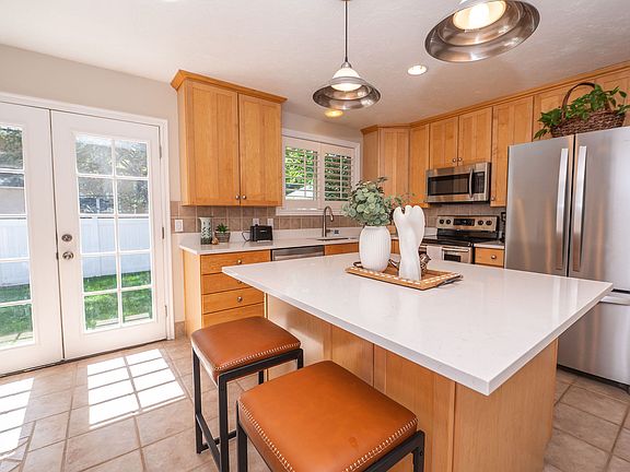 3rd image of 2090 Greenwich Cir