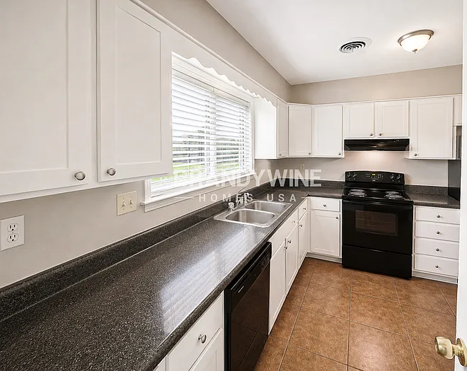 3076 Emerald St — Photo 7