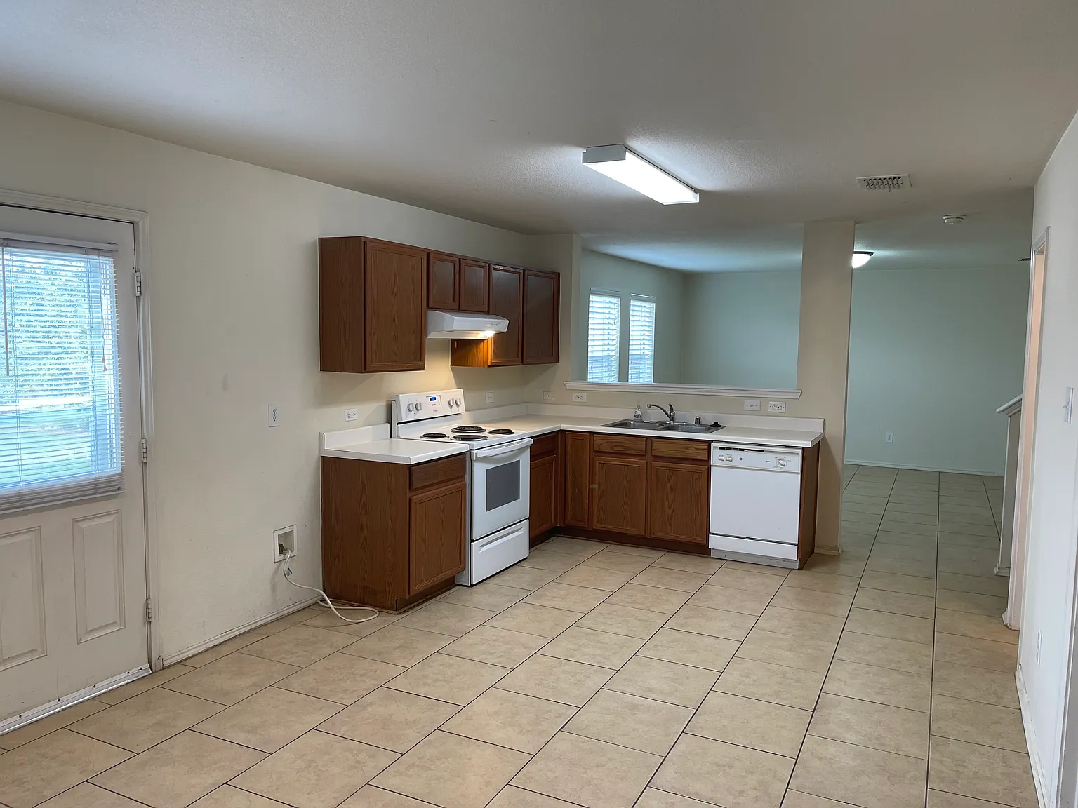 4 bed, 2228 sqft, $1,995 — Photo 4