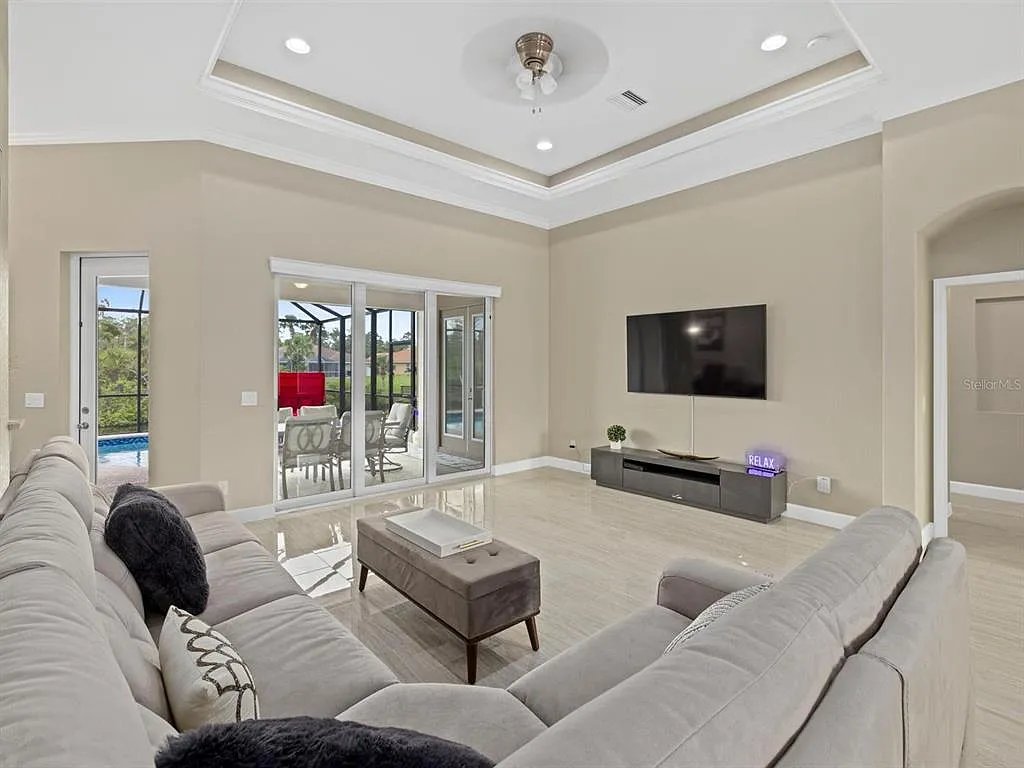 3 bed, 2.0 bath, 1979 sqft, $3,200 — Photo 3