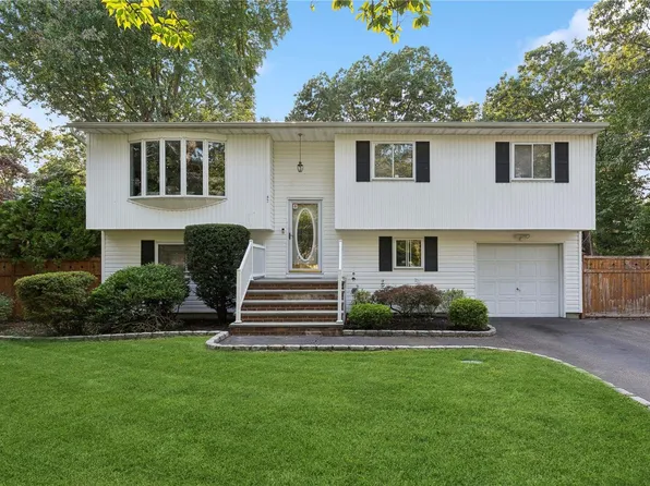 82 Warren Avenue, Ronkonkoma, NY 11779