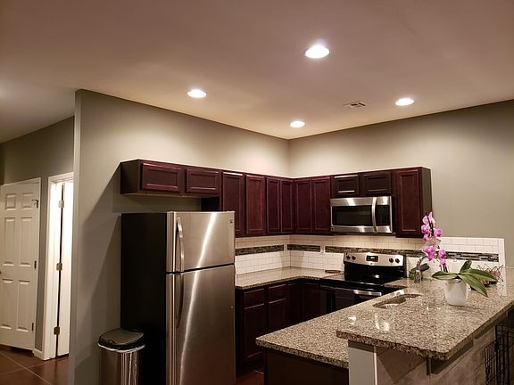 2nd image of 5315 N Cypress St #5317