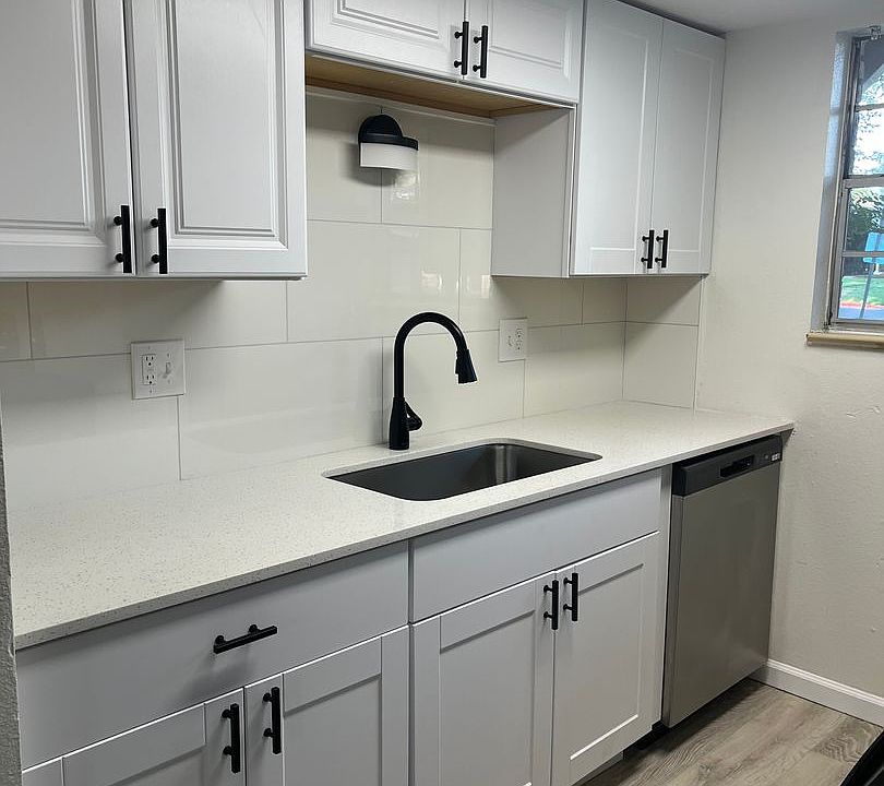 1st image of 1975 Oak St #1B-1Ba