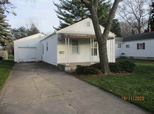 307 Plummer St, Essexville, MI