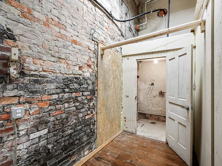 205 E Walnut St — Photo 17